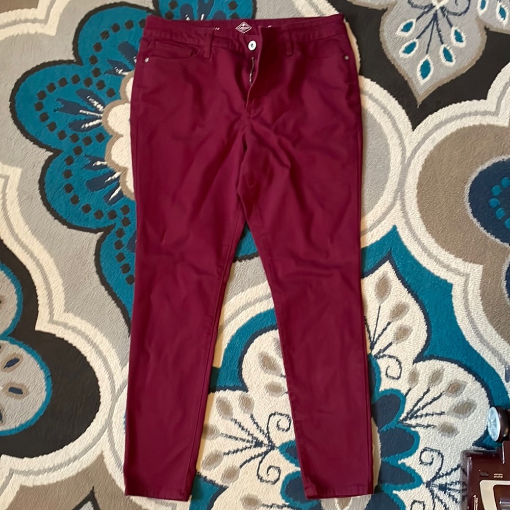 St John’s Bay Sz 12 skinny leg casual pants. Like new, worn once.